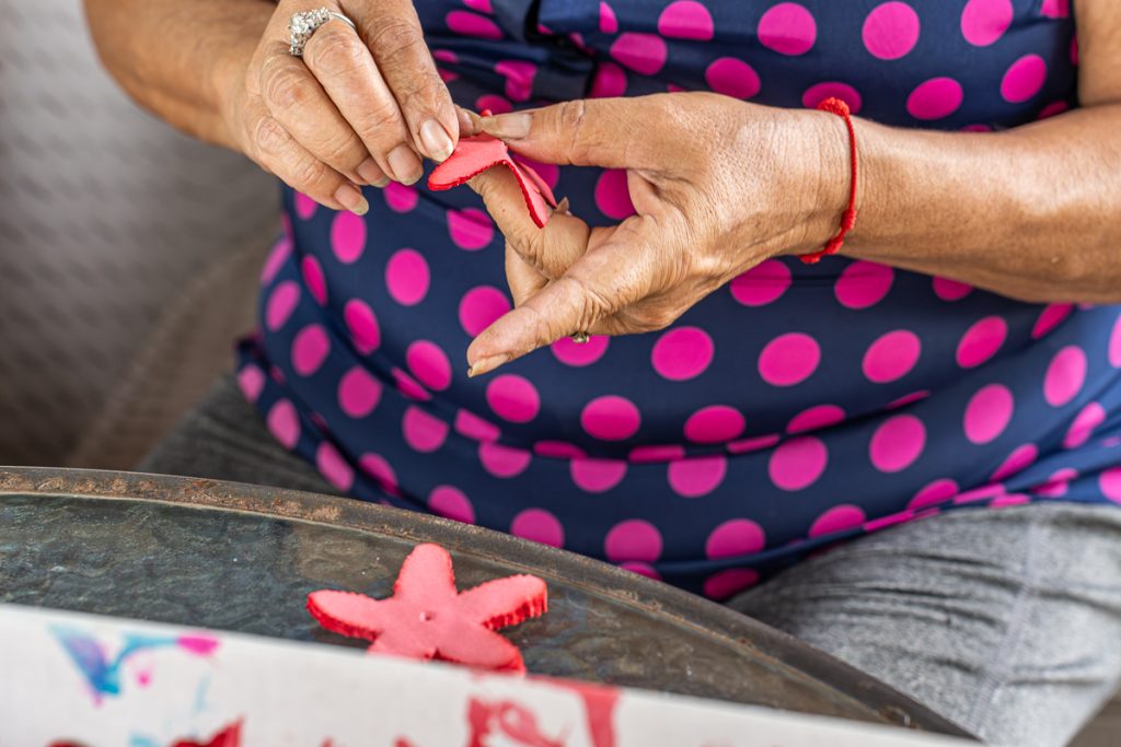 Patricia Quezada, la artesana que mantiene viva la tradición de las flores enceradas en Quezaltepeque