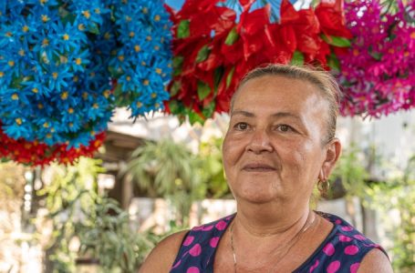 Patricia Quezada, la artesana que mantiene viva la tradición de las flores enceradas en Quezaltepeque
