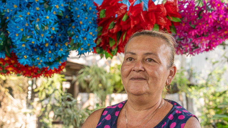 Patricia Quezada, la artesana que mantiene viva la tradición de las flores enceradas en Quezaltepeque