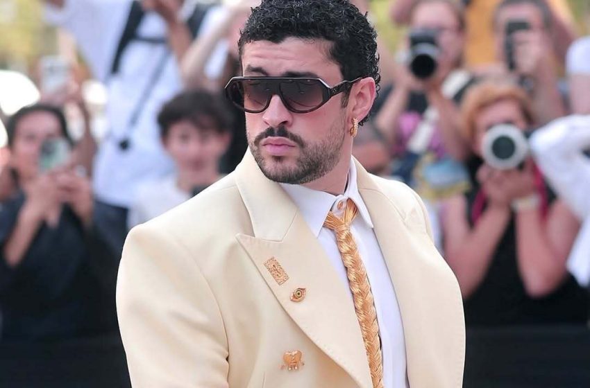  Bad Bunny deslumbra en la Semana de la Alta Costura de París con un llamativo look de Schiaparelli