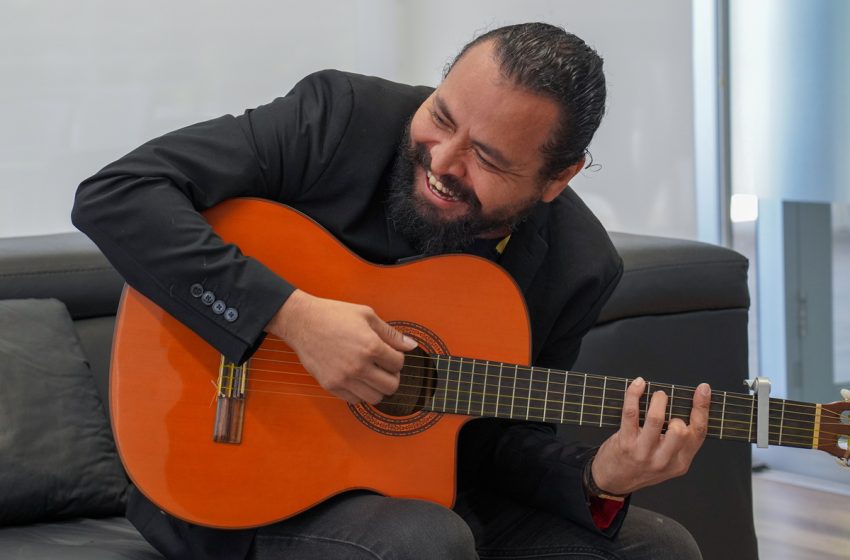  Leví Reyes, el cantante y compositor salvadoreño que está conquistando escenarios internacionales