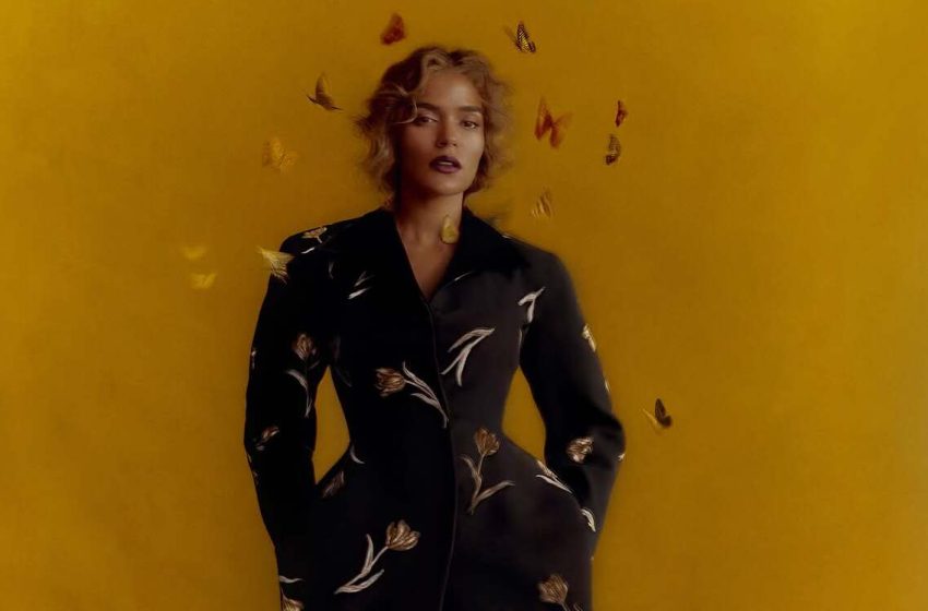  Karol G conquista con impactantes imágenes la portada de revista Elle
