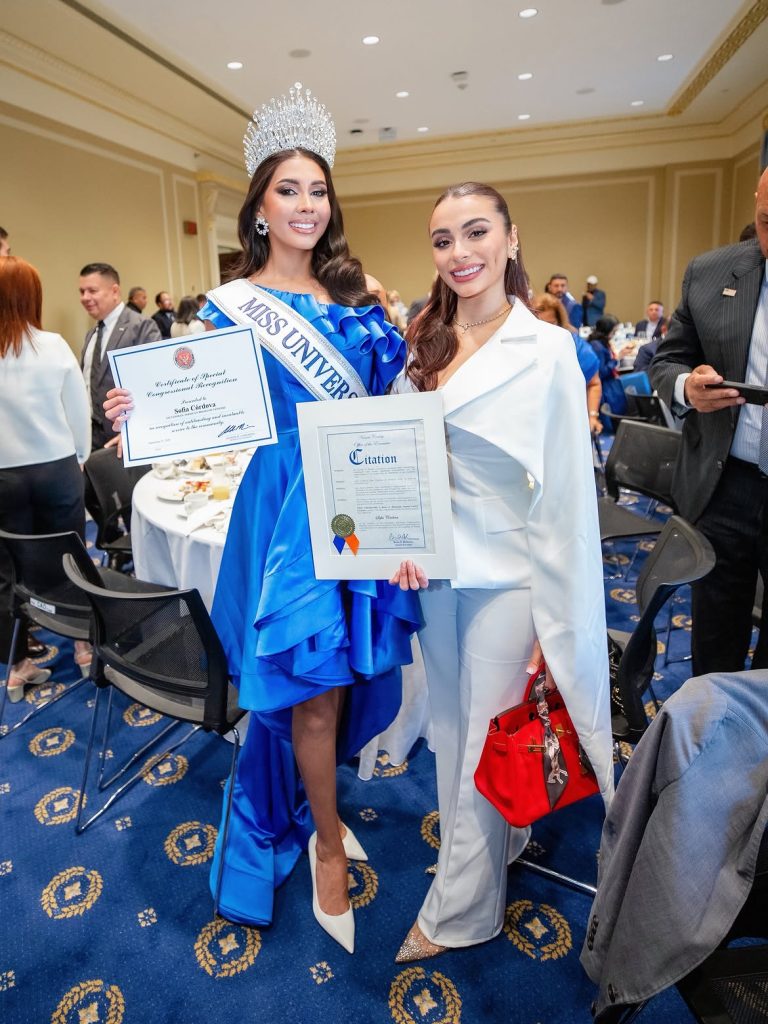 Miss Universe El Salvador 2026, Sofía Córdova junto a la Directora de Miss Universo El Salvador, Andrea Aguilar. Foto IG Miss Universe.