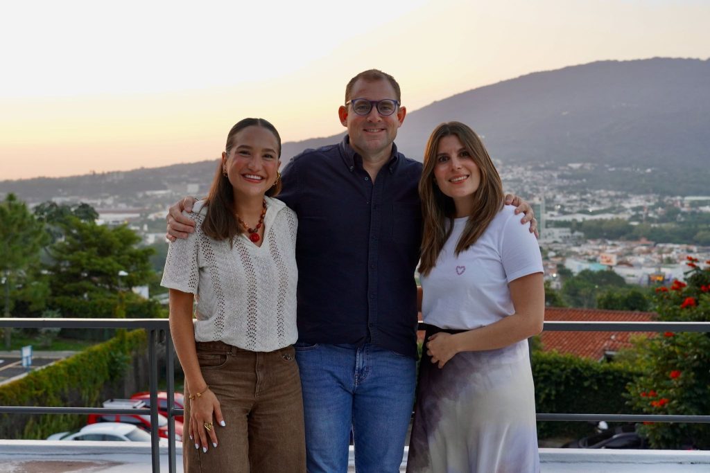 Cofundadora de Nipskin, Juliana Ambrad junto al Director Ejecutivo de Casa Muñoz, Rynaldo López Loucel y Jimena Bruni, estratega digital de Grupo Muñoz. /Foto Leyla Miranda.
